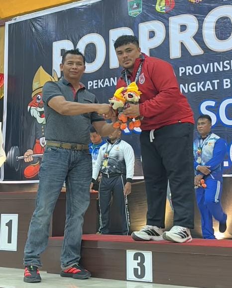  Lifter angkat berat Tanahdatar Ade Rezki, 1 medali Perak dan 2 medali perunggu ditangan. (chandra antoni)